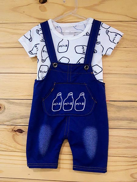 Jardineira de Malha com Estampa Milk e Blusa Branca