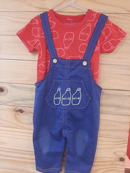 Jardineira de Malha com Estampa Milk e Blusa Vermelha