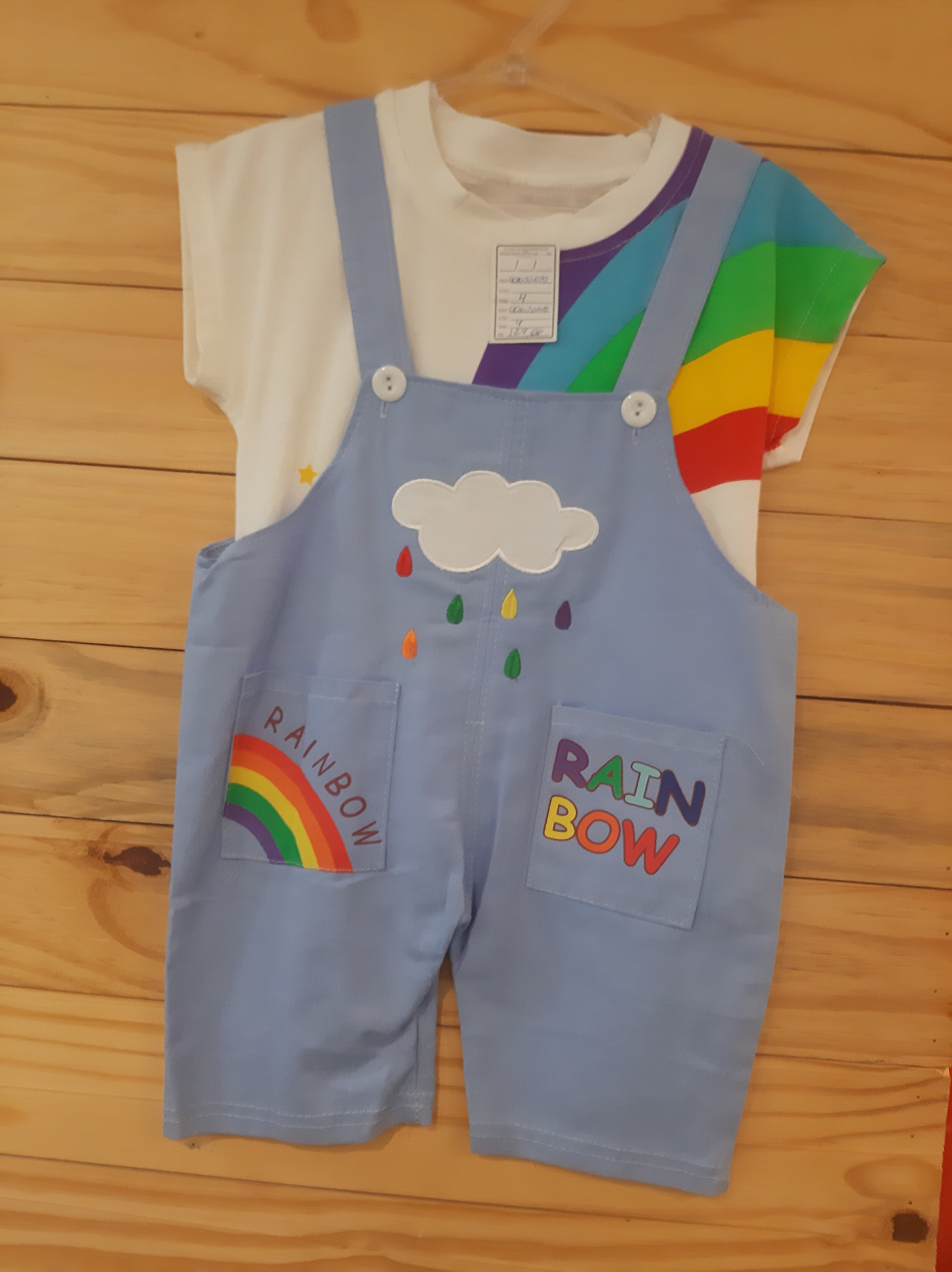 Jardineira de Brim Rainbow com Blusa de Malha