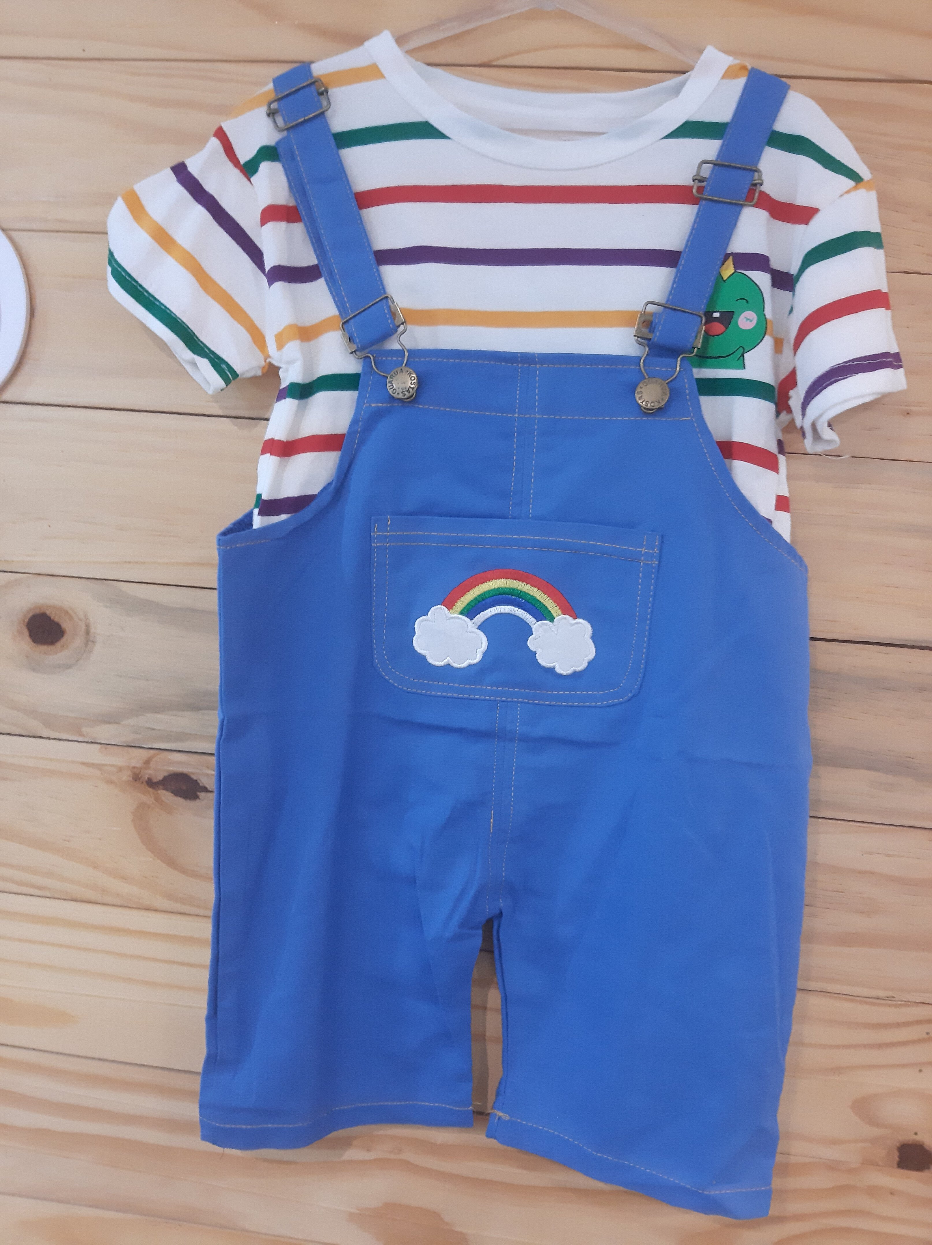 Jardineira de Brim 100% Algodão com Bordado e Blusa Rainbow